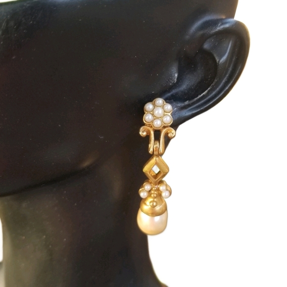 VINTAGE MATTE GOLDTONE & FAUX PEARL DROP STYLE EARRINGS - Picture 1 of 4
